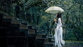 Capture the practical beauty of Hue clothing for monsoons